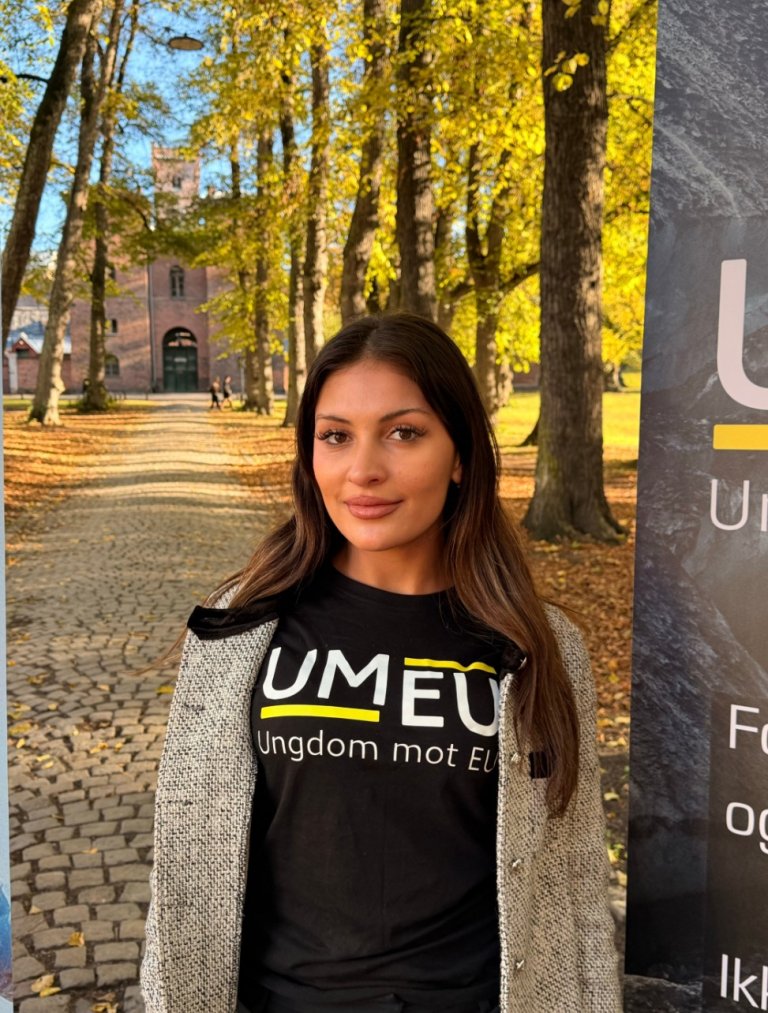 Nadia Louhibi, organisatorisk nestleder i Ungdom mot EU
