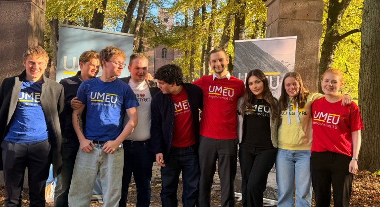 Det nye sentralstyret i Ungdom mot EU samlet utendørs