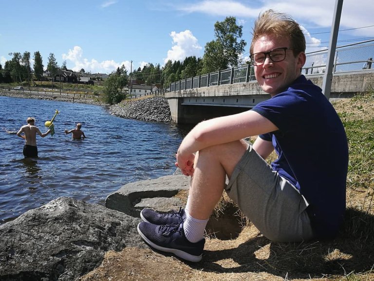 Eirik med badenyfer i bakgrunnen