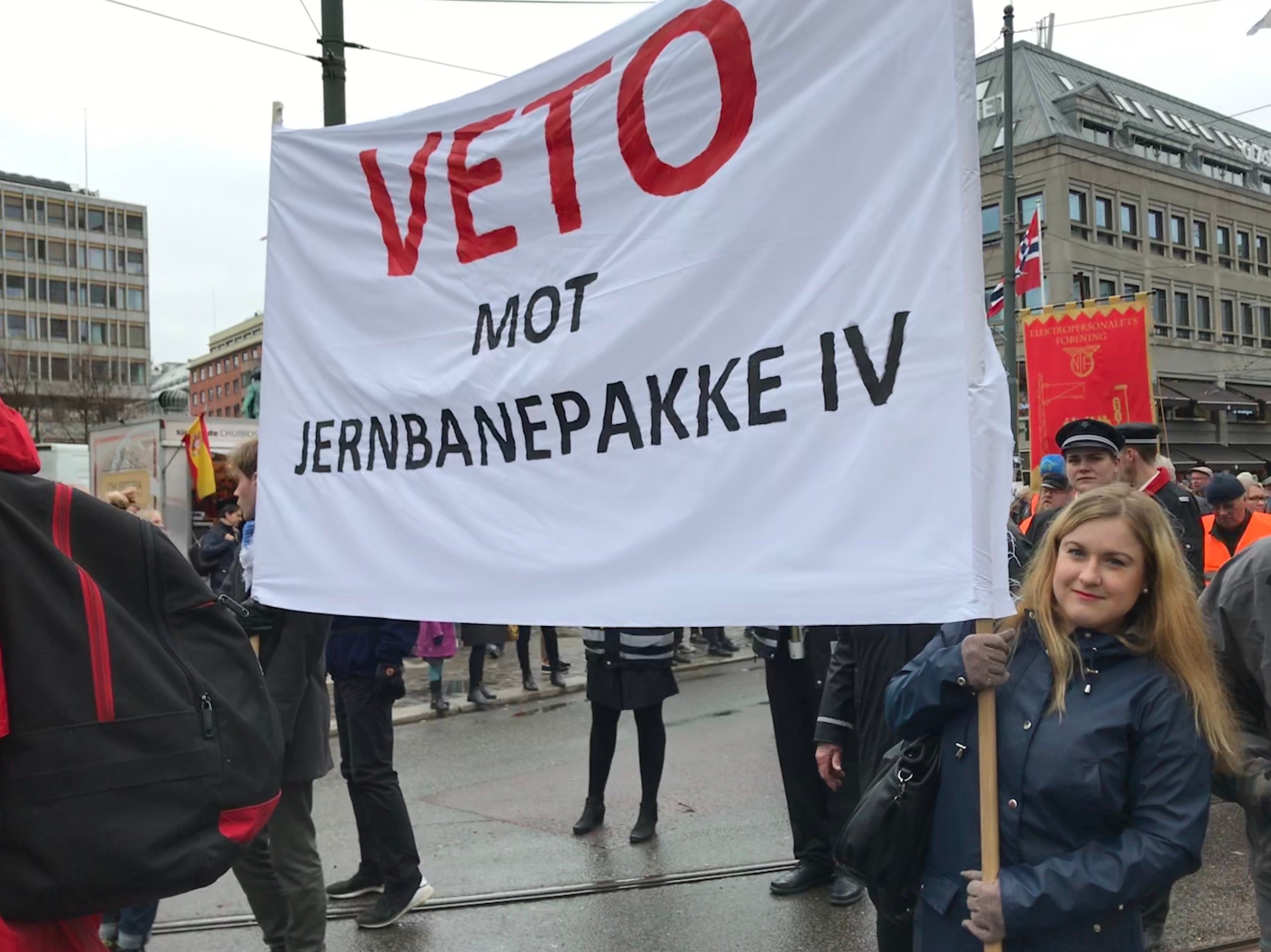 Ungdom Mot EU banner 1. mai