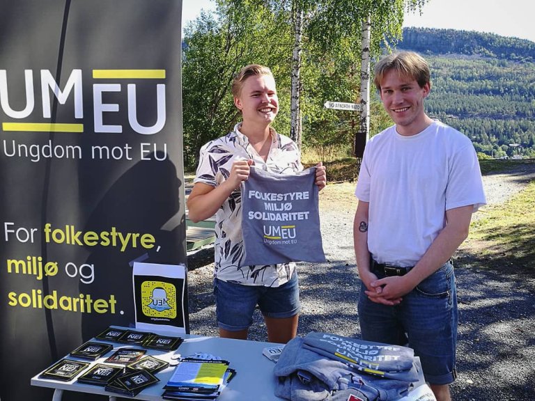 Henrik Madsen og Eirik Fenstad står på stand på Utøya
